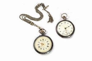 Lotto composto da una boccetta porta profumo e un orologio da viaggio in  custodia. Inghilterra, XX secolo - Asta Dimore Italiane - Cambi Casa d'Aste