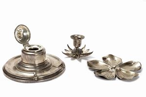 Lotto composto da un calamaio in argento, Inghilterra inizi secolo XX; cinque posacenere in argento e un portacandela in argento 800
