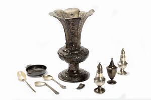 Lotto composto da otto oggetti diversi, di cui cinque in argento