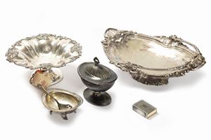 Lotto composto da cinque suppellettili in metallo argentato