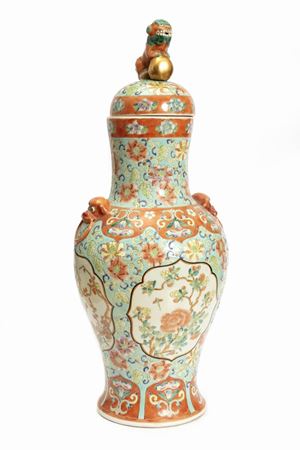 Vaso in porcellana policroma, con coperchio, Cina inizi secolo XX