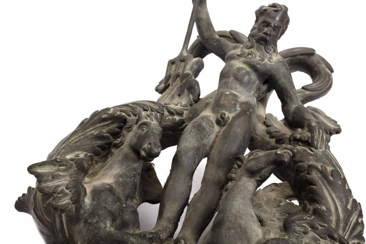 Antico e Grande Battente in Bronzo Raffigurante Nettuno con Cavalli Marini