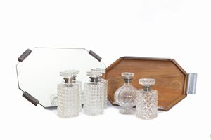 Lotto composto da sei bottiglie in cristallo e argento e due vassoi