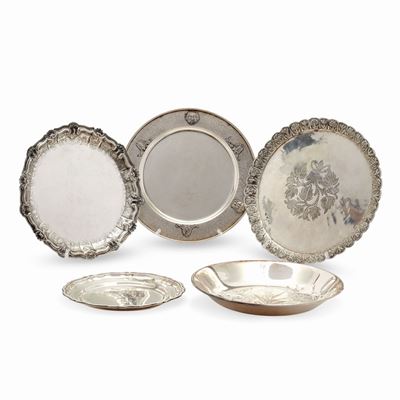 Cinque piatti in argento, XX secolo, con decori e raffigurazioni differenti