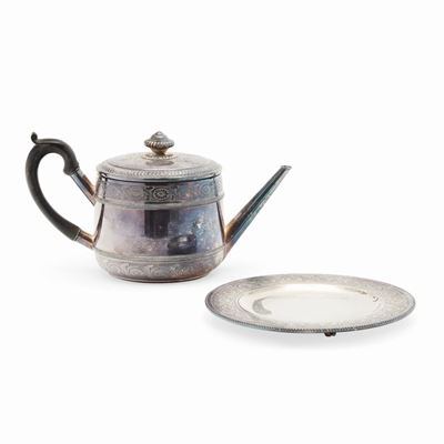Teiera con piattino in argento, XX secolo, decorazione floreale incisa