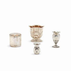Due vasetti, una scatola tonda e un vaso in argento, Italia XX secolo