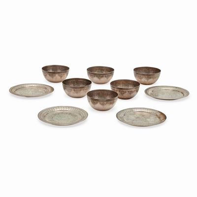 Set di quattro piattini e sei ciotoline in argento, stile medio orientale
