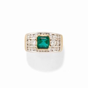  - Anello in oro bicolore 18k, smeraldo e diamanti