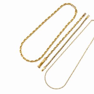  - Due catene e due bracciali in oro bicolore 18K