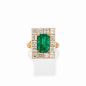  - Anello in oro giallo 18k con smeraldo e diamanti
