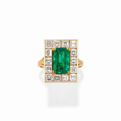 Anello in Oro Giallo 18k con Smeraldo e Diamanti