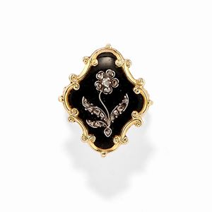  - Anello in oro giallo 18k, argento, onice e diamanti, inizio XX secolo