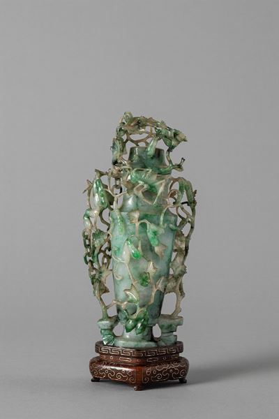 Vaso con coperchio in giadeite verde mela, Cina, fine dinastia Qing