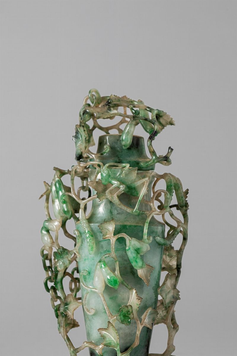 Vaso con coperchio in giadeite verde mela, Cina, fine dinastia Qing