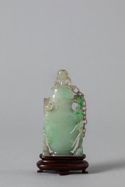Vaso con coperchio in giadeite verde mela, Cina, fine dinastia Qing