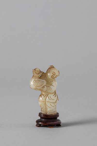 Intaglio in giada bianca e celadon, raffigurante un fanciullo con anatra, Cina, secolo XVIII-XIX