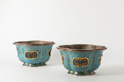 Cina, Coppia di giardiniere in smalto dipinto con decorazione floreale, fine XVIII - inizio XIX s...