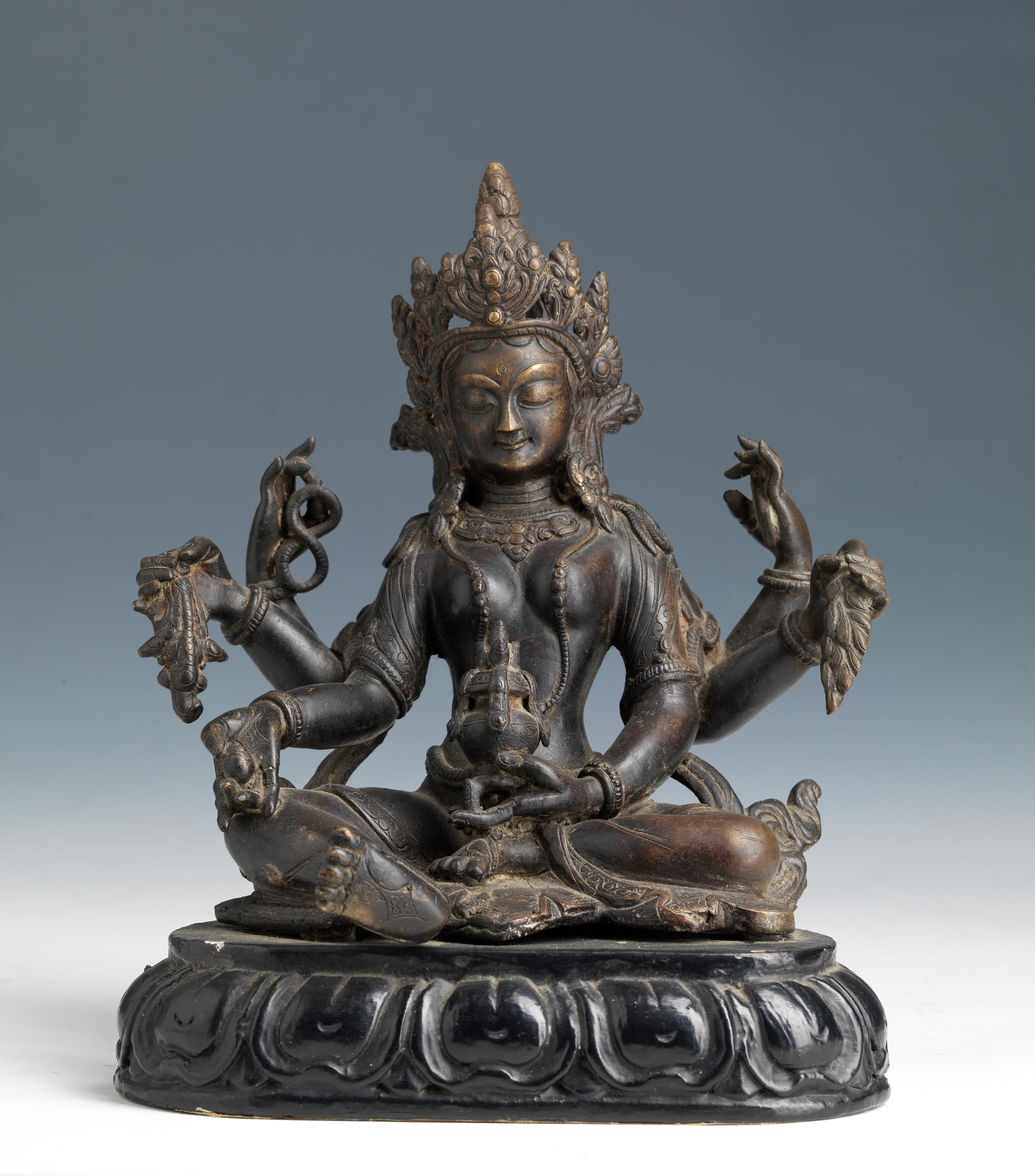 Scultura in bronzo a patina scura raffigurante Vasudhara, Tibet, XIX secolo