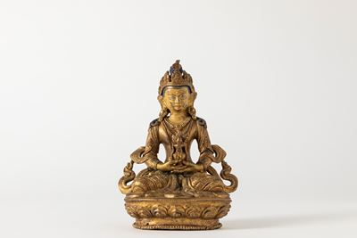 Scultura in bronzo dorato raffigurante Amitayus, Cina, fine XVIII secolo, h cm 15,5