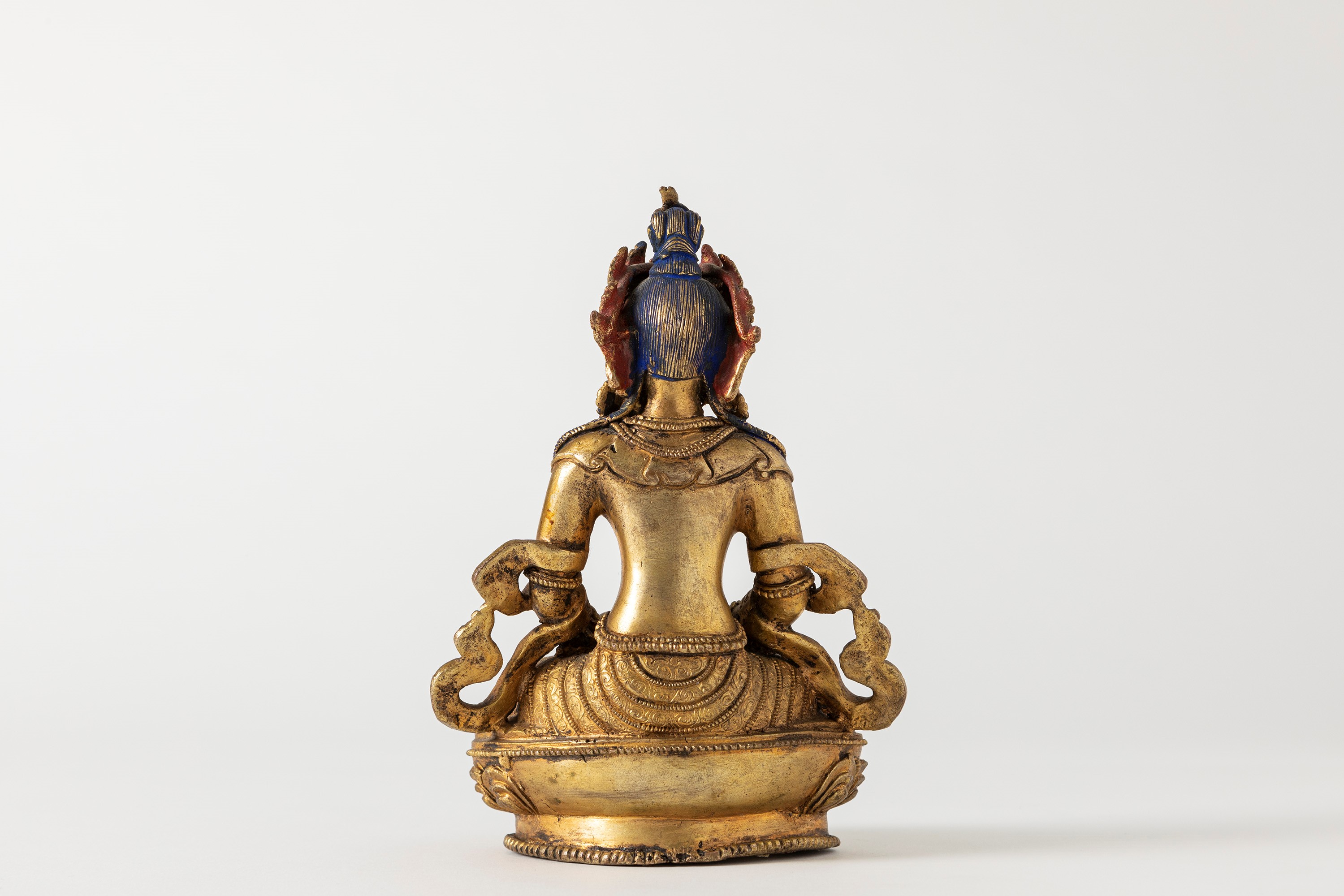 Scultura in bronzo dorato raffigurante Amitayus, Cina, fine XVIII secolo, h cm 15,5