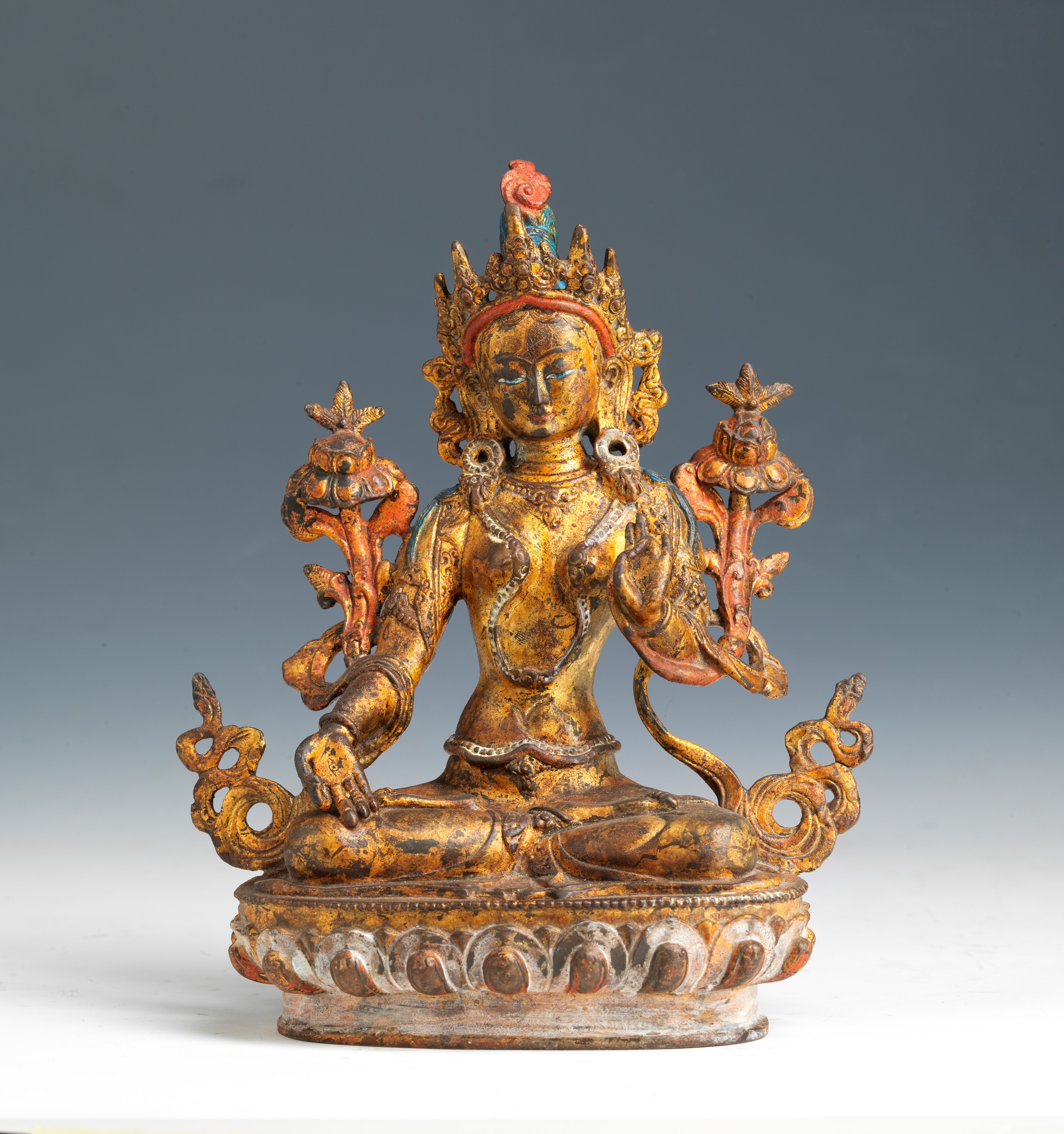 Scultura in bronzo laccato e dorato raffigurante Buddha. Tibet, secolo XIX/ XX, Incanti d'Asia / Arte del sud-est asiatico e Cina