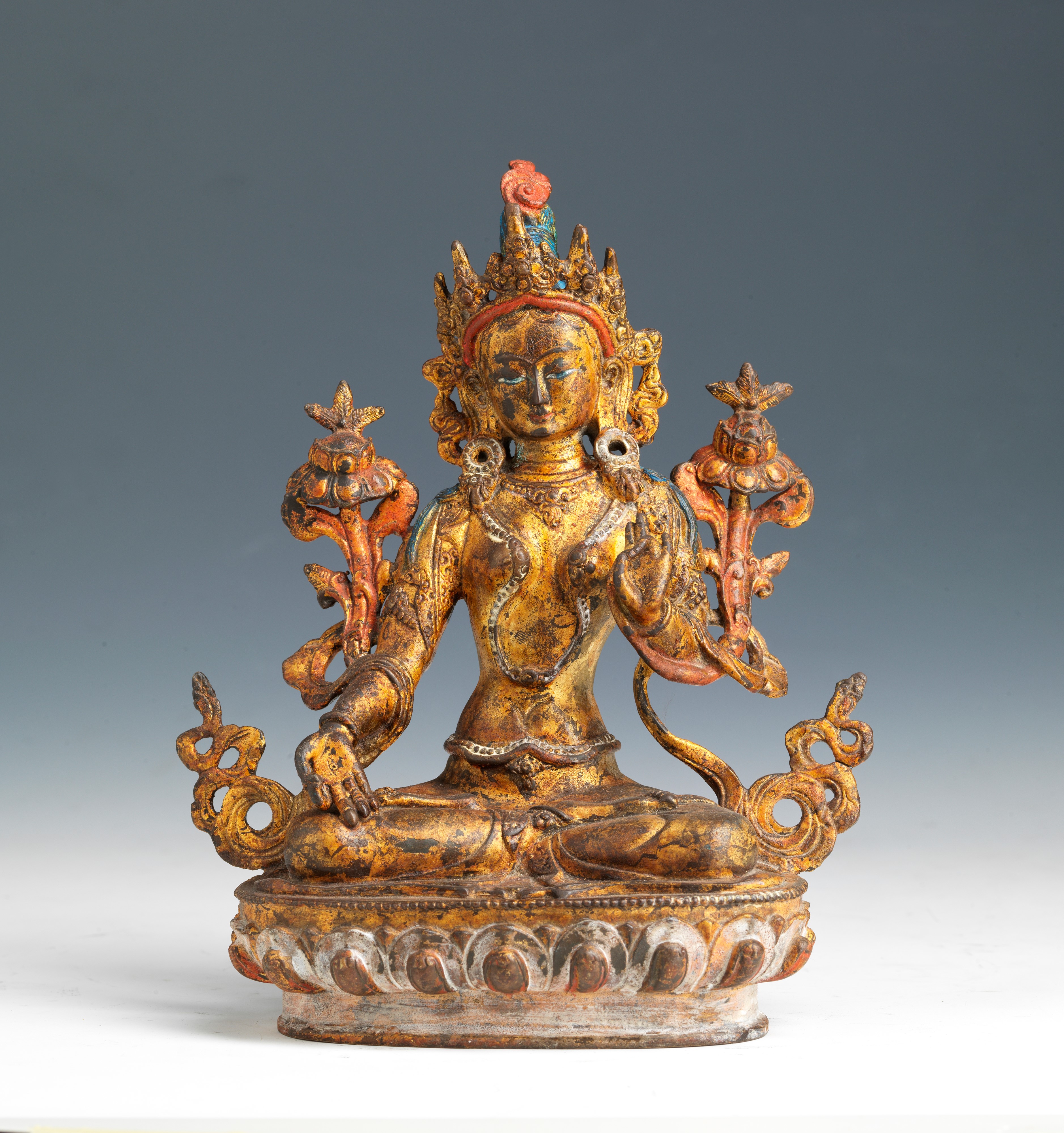 Scultura in bronzo laccato e dorato raffigurante Buddha, Tibet, XIX secolo