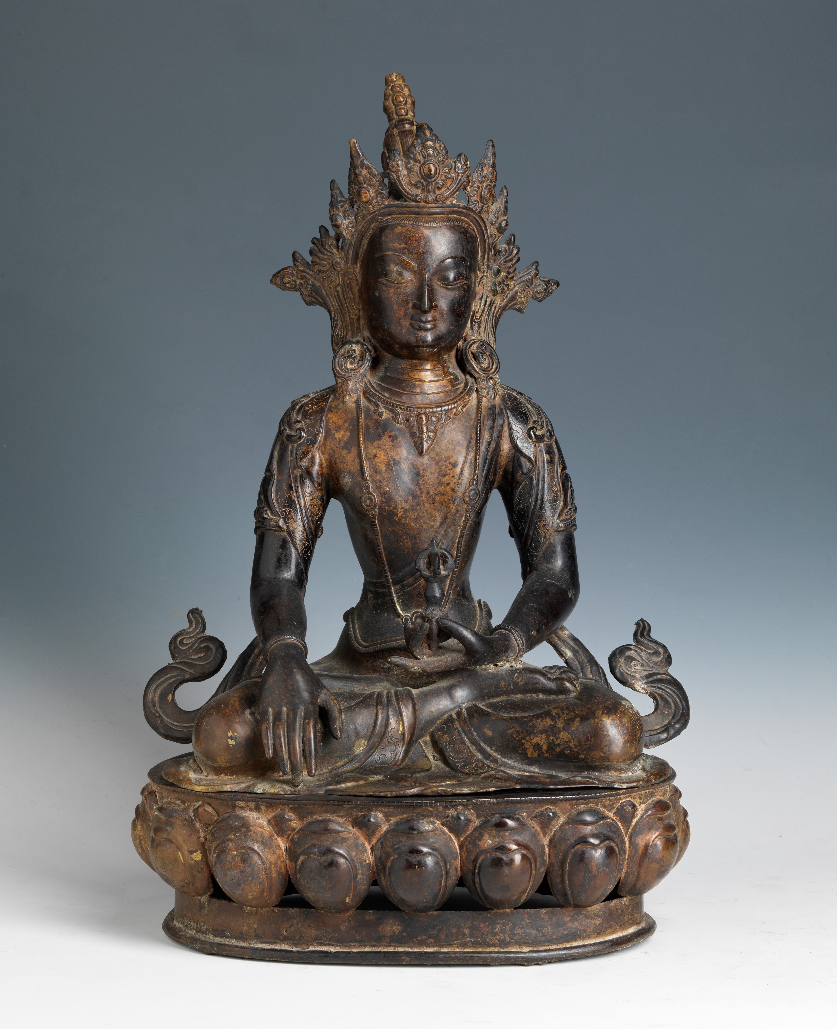 Scultura in bronzo raffigurante Buddha, Cina/Tibet, XIX secolo, h cm 44