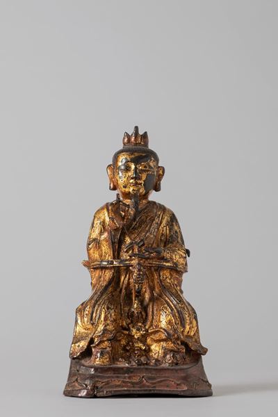 Scultura in bronzo dorato e laccato raffigurante Buddha assiso, Cina, Dinastia Ming, XVII secolo