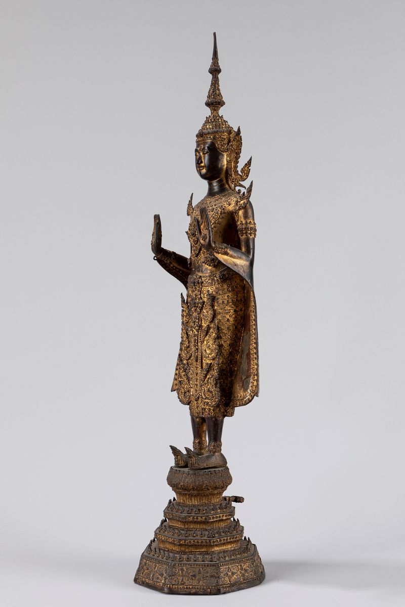 Scultura in bronzo dorato raffigurante Buddha, Thailandia, periodo Rattanakosin, XIX secolo