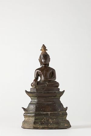 Scultura in bronzo raffigurante Buddha assiso. Thailandia, secolo XVII-XVIII
