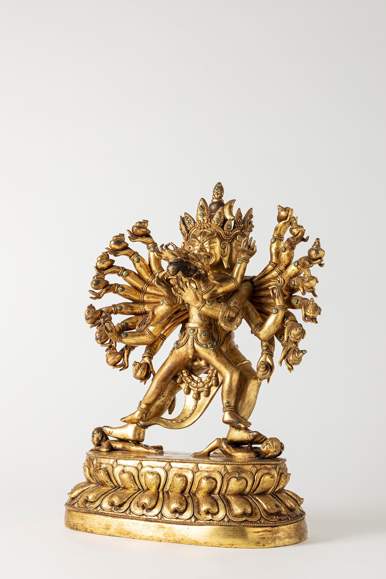 Scultura in bronzo dorato raffigurante Hevajra, Cina, XVIII-XIX secolo, altezza 39 cm