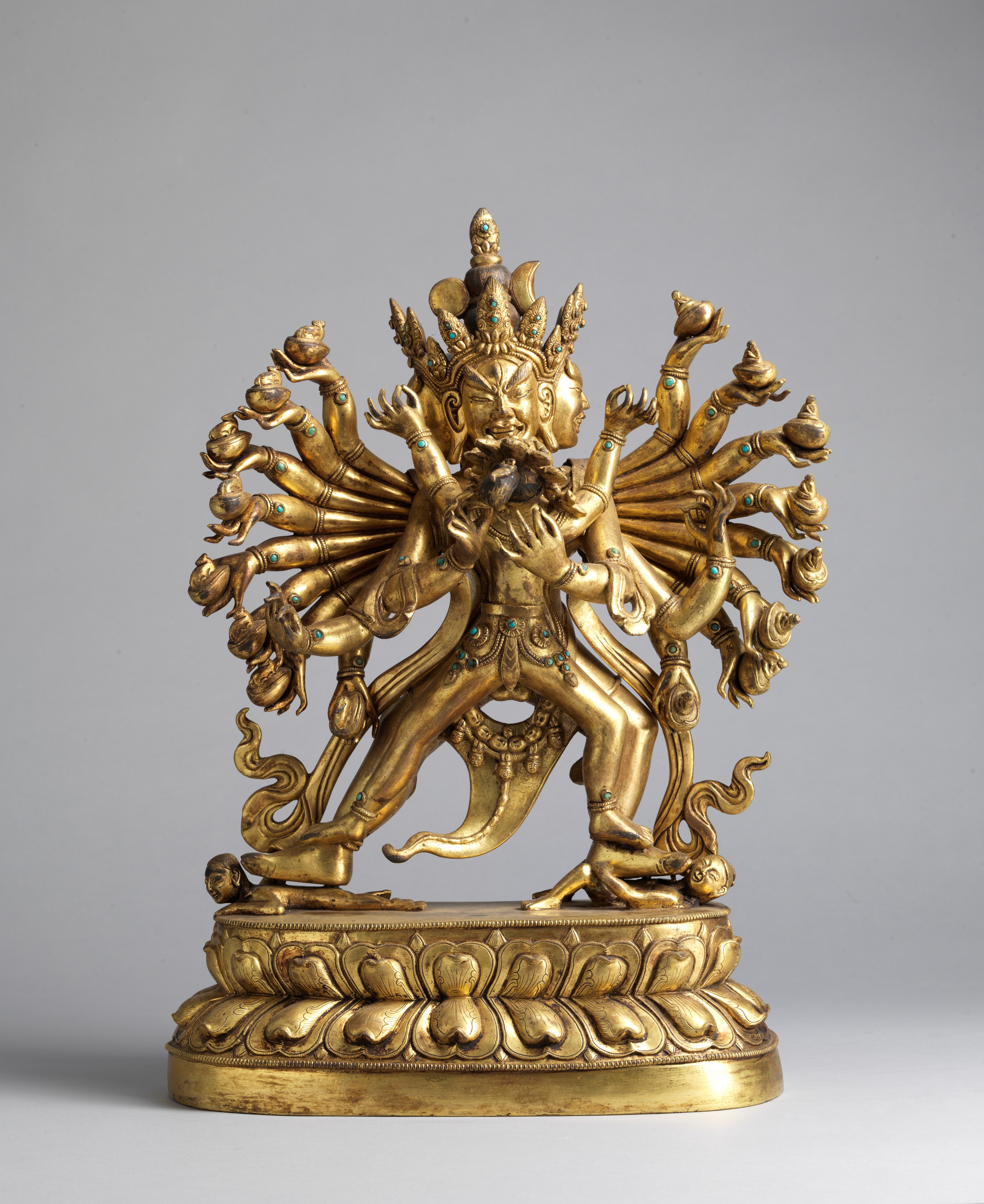 Scultura in bronzo dorato raffigurante Hevajra, Cina, XVIII-XIX secolo, altezza 39 cm