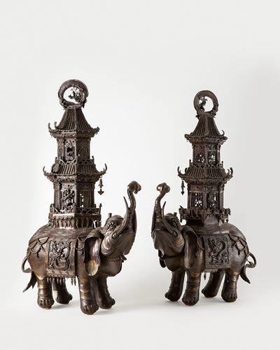Cina, Coppia di grandi incensieri in bronzo a forma di elefante reggente pagoda, secolo XIX