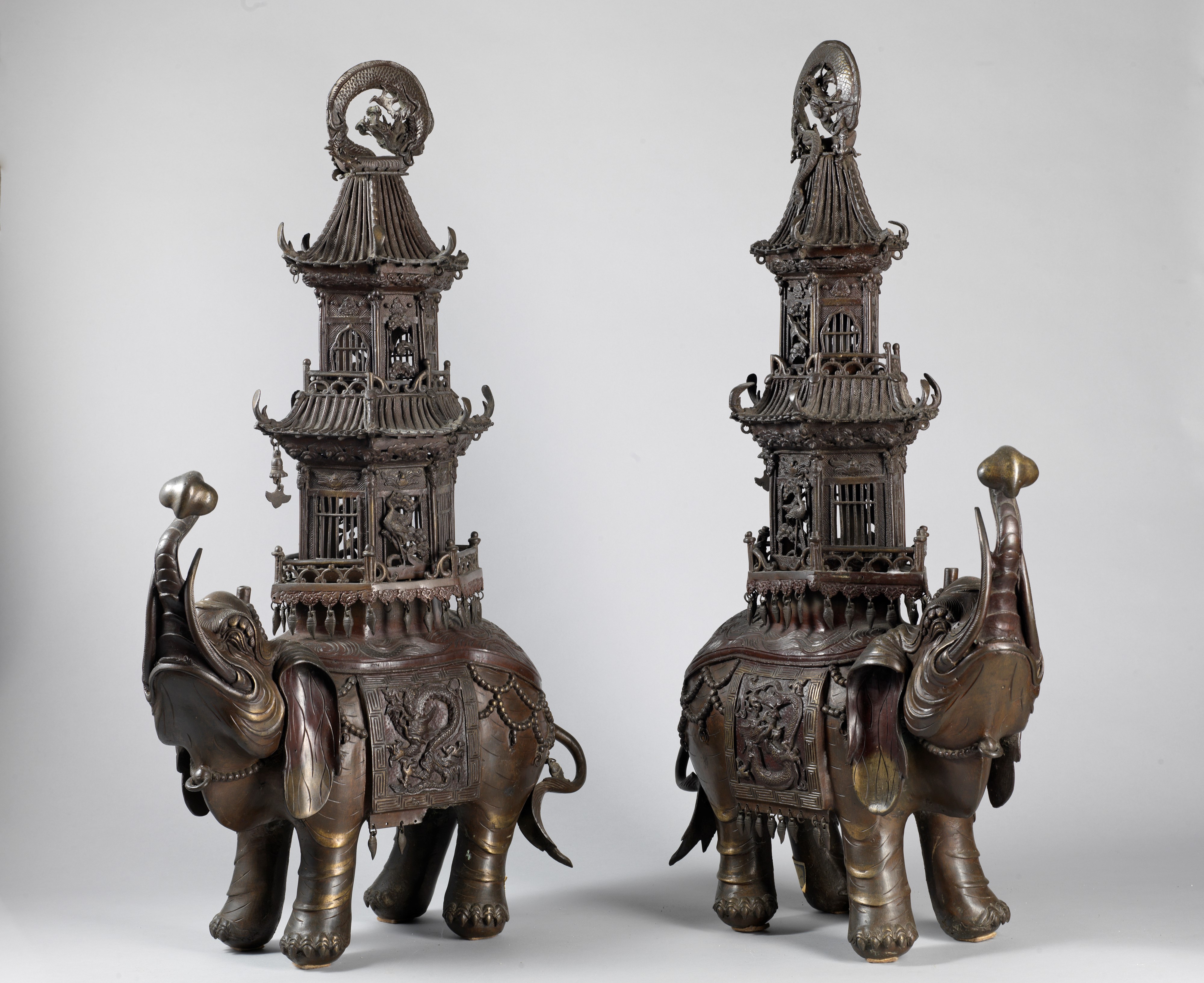 Coppia di Grandi Incensieri in Bronzo. Cina, Secolo XIX/XX