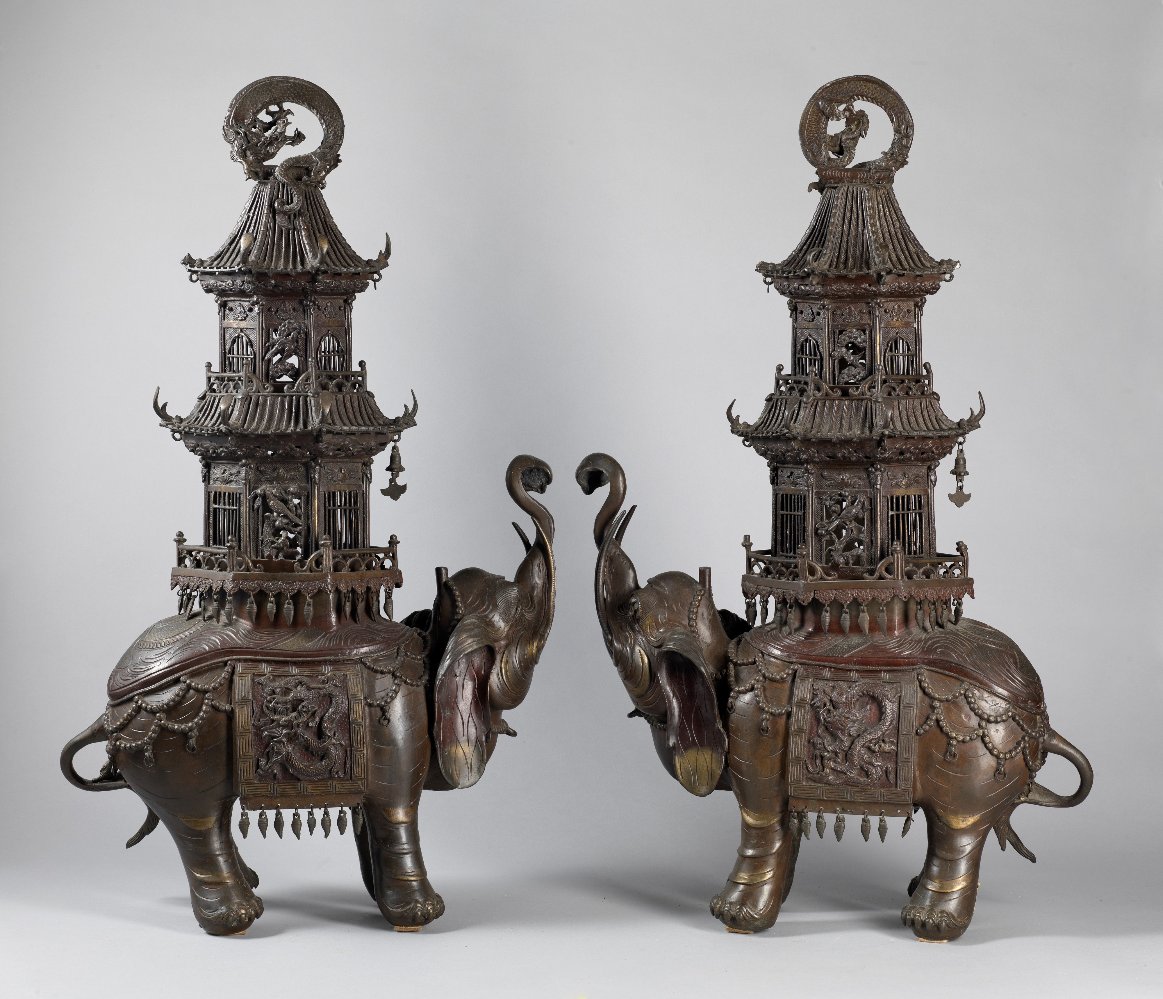 Coppia di Grandi Incensieri in Bronzo. Cina, Secolo XIX/XX