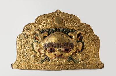 Grande placca raffigurante Kirttimukha, rame sbalzato dorato e parzialmente dipinto, Tibet, secol...