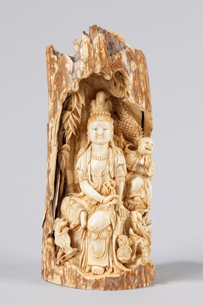 Scultura raffigurante Guanyin, intaglio in zanna di mammut fossile, Cina, secolo XIX