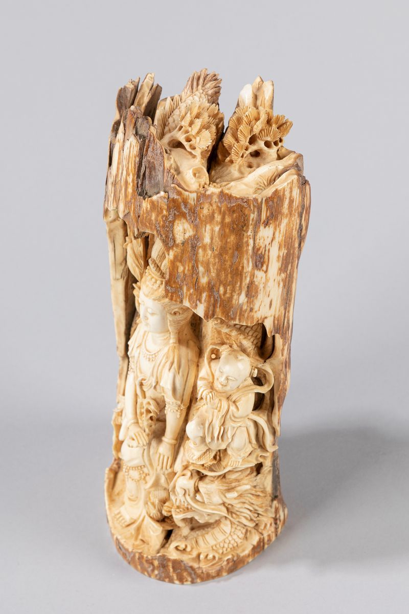 Scultura raffigurante Guanyin, intaglio in zanna di mammut fossile, Cina, secolo XIX