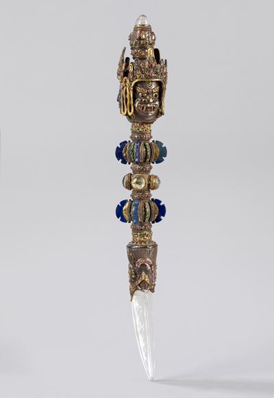 Phurba in lamina di argento e metallo dorato con cristallo di rocca e lapislazzuli, Tibet/Nepal, ...