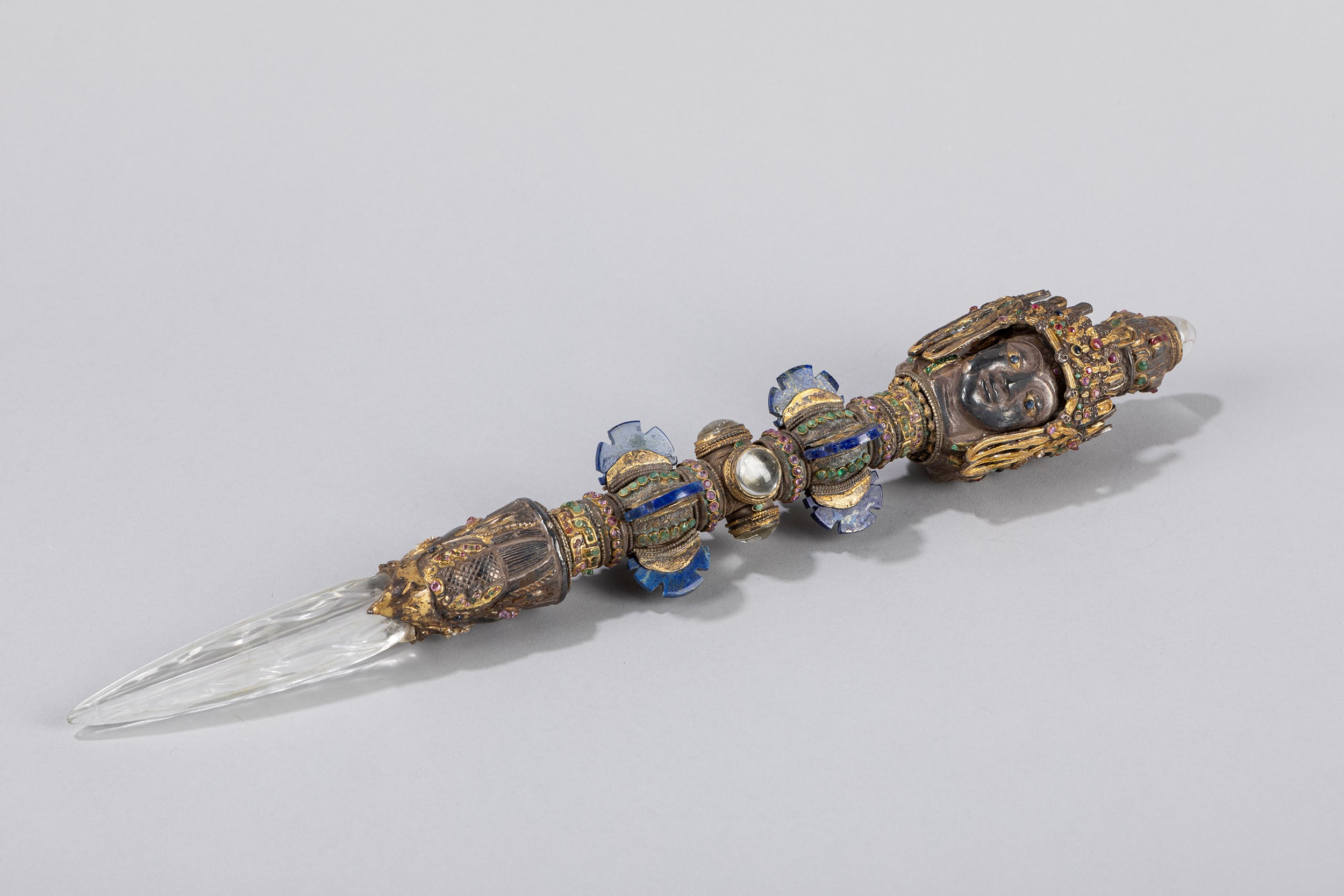 Phurba in lamina di argento e metallo dorato con cristallo di rocca e lapislazzuli, Tibet/Nepal, ...