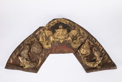 Torana in rame sbalzato e dorato, Tibet, inizi secolo XIX