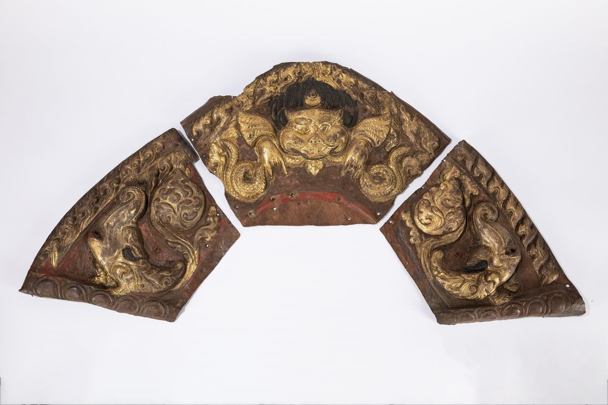 Torana in rame sbalzato e dorato, Tibet, inizi secolo XIX