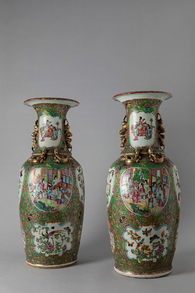 Cina, Coppia di vasi in porcellana Canton, famiglia rosa, XIX secolo, h 63 cm, decorati con figur...