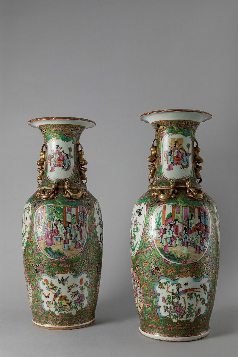 Cina, Coppia di vasi in porcellana Canton, famiglia rosa, XIX secolo, h 63 cm, decorati con figur...