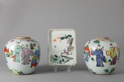 Giare in porcellana bianca con decorazioni policrome degli Otto Immortali e vassoietto, Cina, XIX...