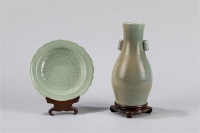 Cina, Piattino a invetriatura celadon e vaso biansato (secolo XVIII/XIX e XIX)