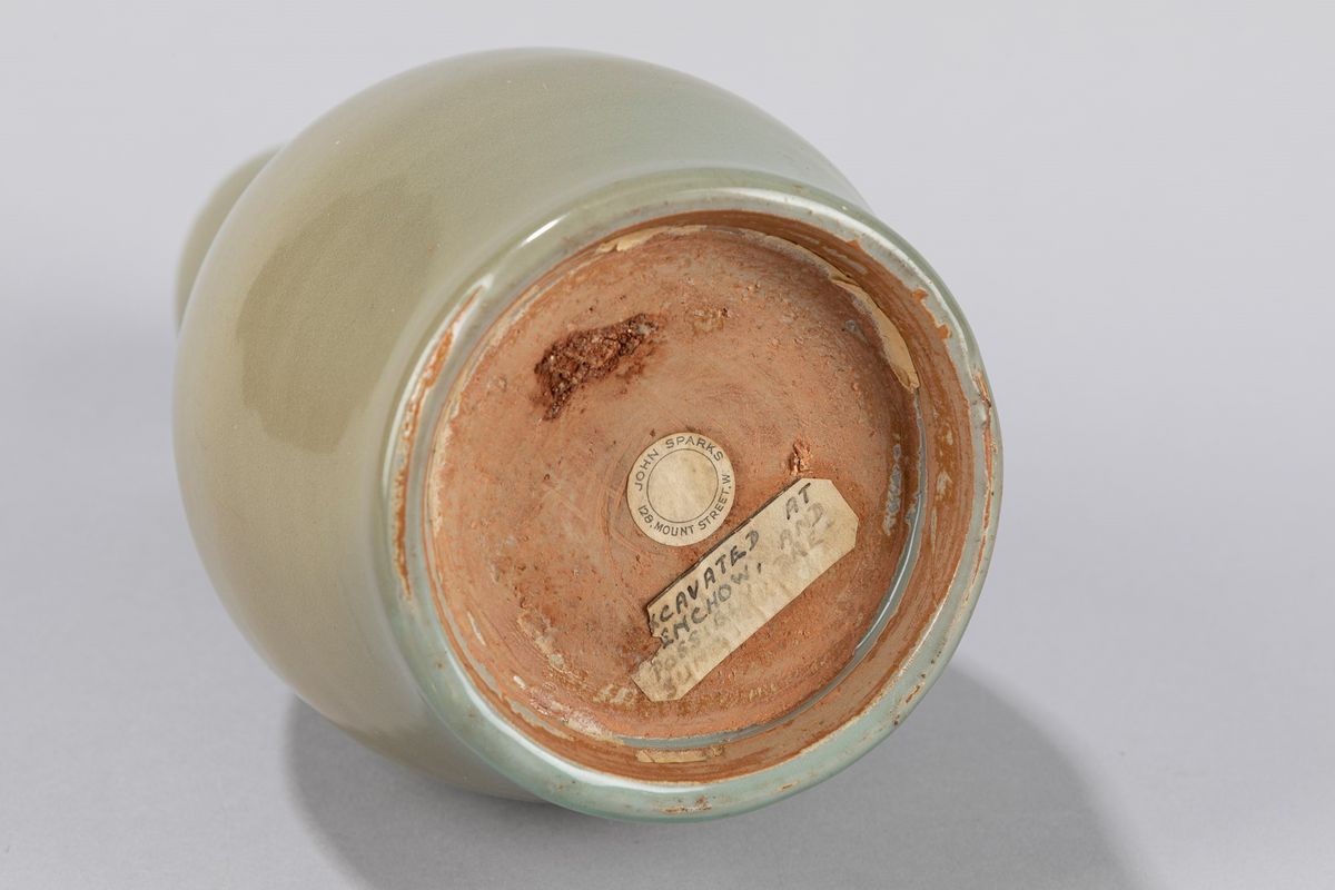 Cina, Piattino a invetriatura celadon e vaso biansato (secolo XVIII/XIX e XIX)