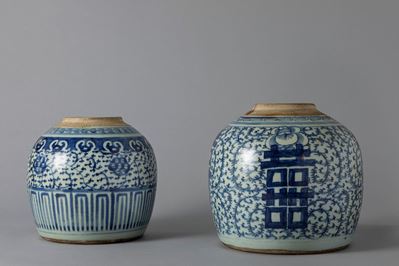 Cina, Due giare in porcellana bianca e blu, fine secolo XIX