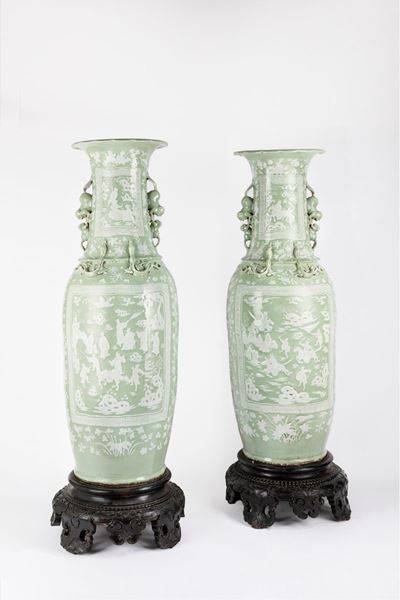 Cina, Coppia di grandi vasi a fondo celadon con decorazione a rilievo, seconda metà del XIX secol...