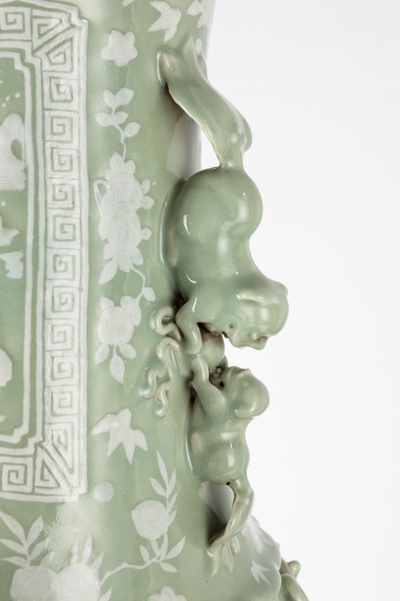 Cina, Coppia di grandi vasi a fondo celadon con decorazione a rilievo, seconda metà del XIX secol...